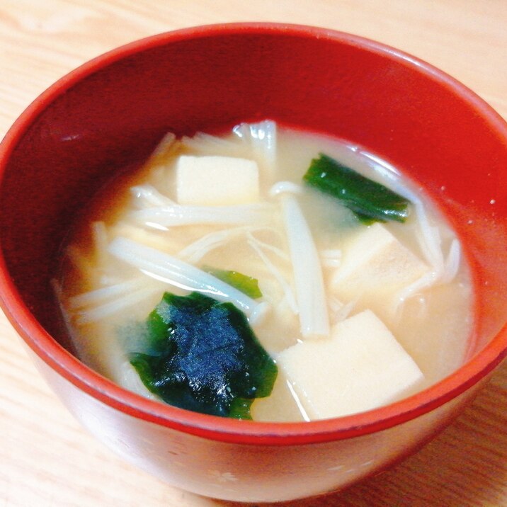 高野豆腐とえのきとわかめの味噌汁